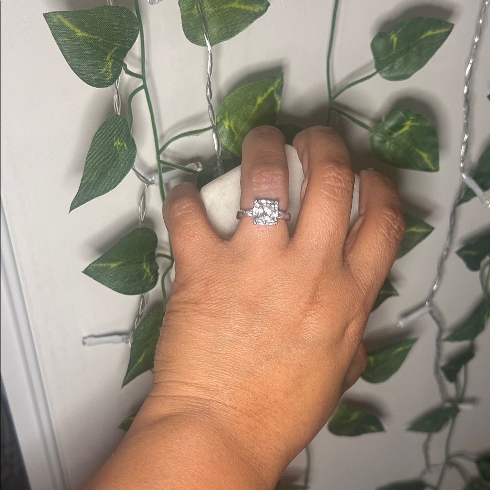 Elegant Silver-Toned Women's Ring